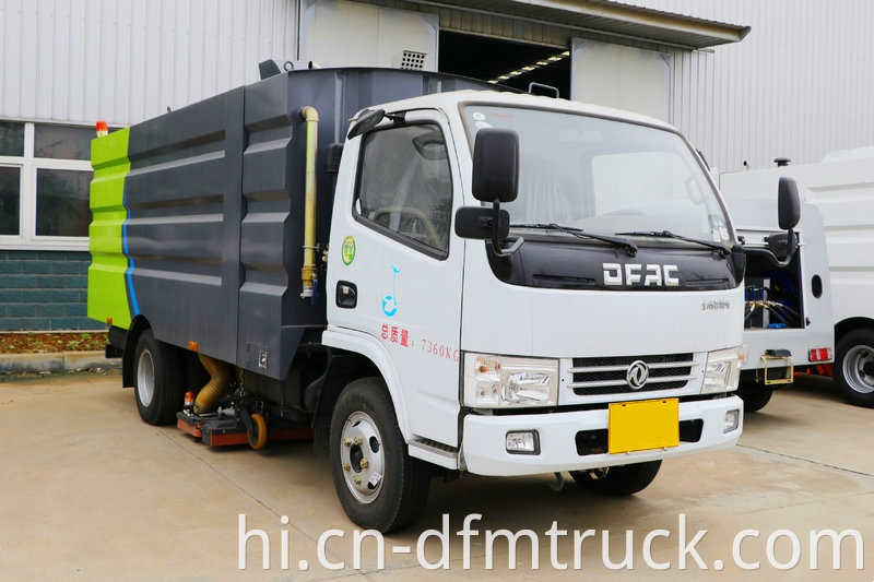 Dongfeng Dollicar D6 102hp 4x2 Road Sweeper Truck